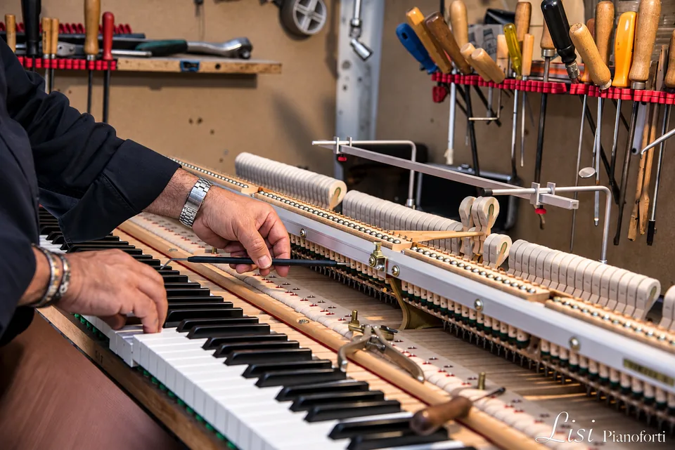 Dettaglio di un pianoforte nel laboratorio Lisi Pianoforti